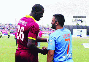 Dhoni, Carlos differ on playing conditions