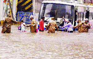 7 dead as 2 Hyd houses collapse in heavy rain