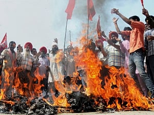 Strike evokes mixed response, workers held in Haryana, Bengal