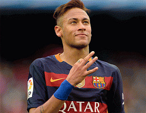 Neymar knocked over by fan while training