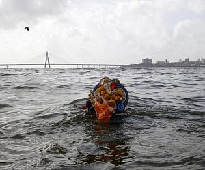 4 youths try to drown cop during Ganesh festival