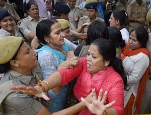 Kejriwal heckled by protesters at Delhi, ludhiana railway stations