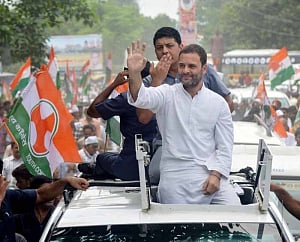 Rahul visits Ayodhya, a first by Nehru-Gandhi member since '92