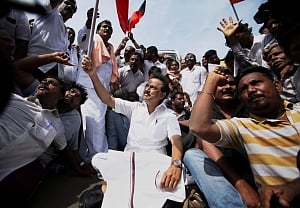 Chennai ignores Cauvery bandh call