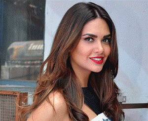 Esha Gupta turns showstopper at India Runway Week