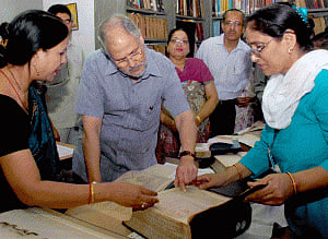 Jung visits Delhi hospitals; calls for special care of elderly