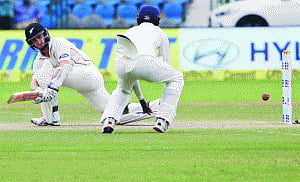 Black caps on front foot