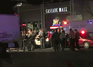 5 killed in shooting at US mall, shooter at large