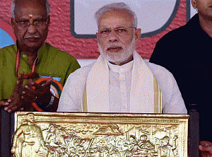 PM offers prayers at Sreekanteswara Temple