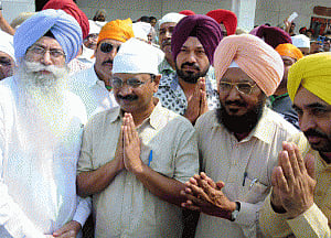 Kejriwal shown black flags again after landing in Amritsar