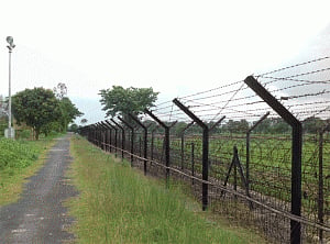 Bangladesh to erect barbed wire fence on border with India