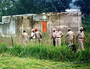 Pathankot on red alert; search continues for armed men