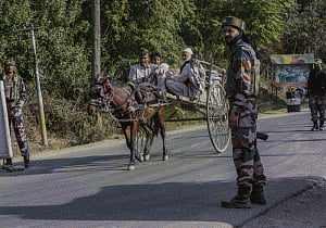 Semblance of normalcy in uptown Srinagar, curfew in interiors