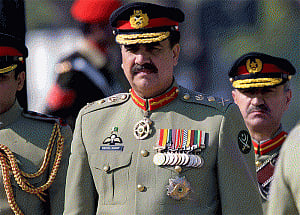 Pak army chief visits loC after surgical strike