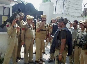Encounter in EDI building in Pampore: Jawan injured