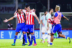 Argentina stunned, Vidal rescues Chile