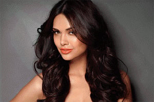 Really want to do romantic film with Akshay: Esha Gupta