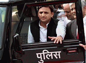 Akhilesh sacks Shivpal, four other ministers from Cabinet