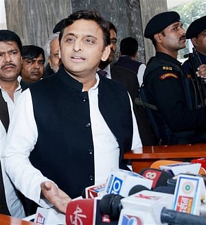 Akhilesh says he will not to break away from SP, offers to step down