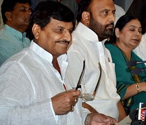 Minister close to CM Akhilesh expelled from SP by Shivpal