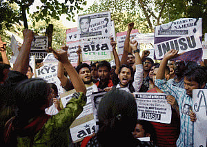 Massive traffic jams due to JNU students' protest, Dhanteras shoppers