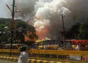 Firecrackers market blaze guts 40 vehicles