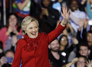 Clinton leading Trump by 3.1 percentage points: polls average
