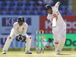 India at 49/2, need 261 runs to win vs England