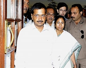Mamata, Kejriwal warn of public revolt over demonetisation