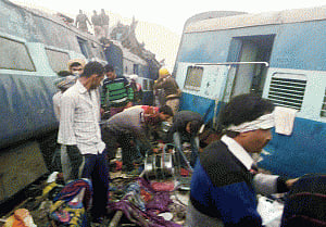 Over 100 killed as 14 coaches of Indore-Patna Express derail