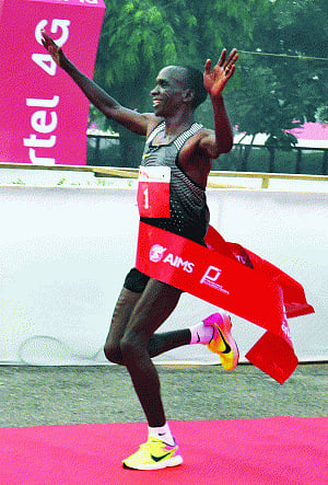 Kipchoge lives up to billing