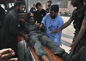 4 suicide bombers,2 soldiers killed in attack on Pak army camp