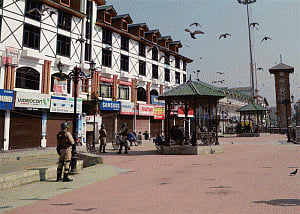 Normal life disrupted in Kashmir