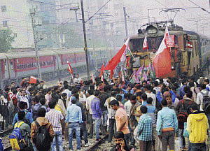 lF-sponsored bandh fails to evoke much response