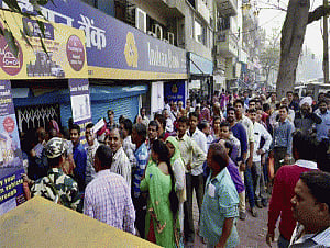 Banks see big rush for salary withdrawals; ATMs still dry