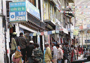 Man dies in Bengal after collapsing in ATM queue