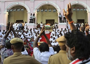 lakhs of people pay homage to Jayalalithaa