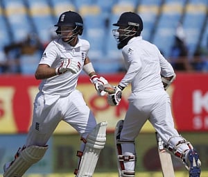 Ashwin's late strikes bring India back after Jennings's ton