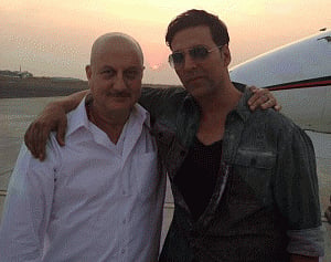 Anupam Kher celebrates 20th film with Akshay Kumar