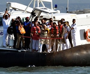 Modi takes hovercraft for 'jal-pooja' of Shivaji memorial