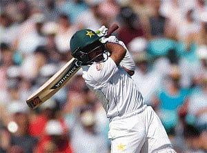 Momentum with Pakistan against weary Aussie bowlers