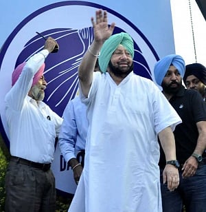 Kejriwal, Amarinder slug it out on Twitter