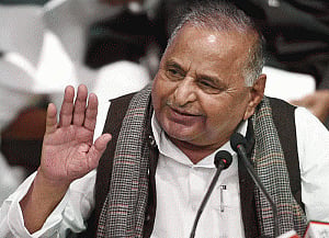 Mulayam expels Akhilesh, Ram Gopal for 6 years