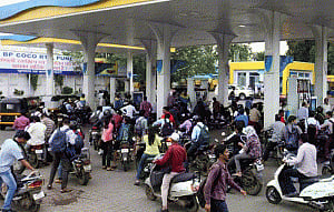 Petrol pumps defer decision to not accept card payments