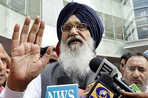 Shoe hurled at Punjab CM