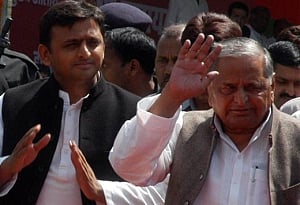 Yadav feud: Mulayam says he might contest against son Akhilesh
