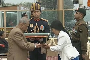 President hands over Ashok Chakra to awardee soldier's widow