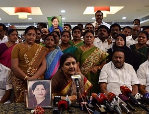Police book Sasikala, Edapadi Palaniswamy