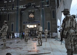 35 militants die in crackdown after Pakistan shrine blast
