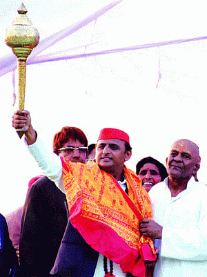 Stop endorsing 'donkeys' of Guj: Akhilesh to Big B